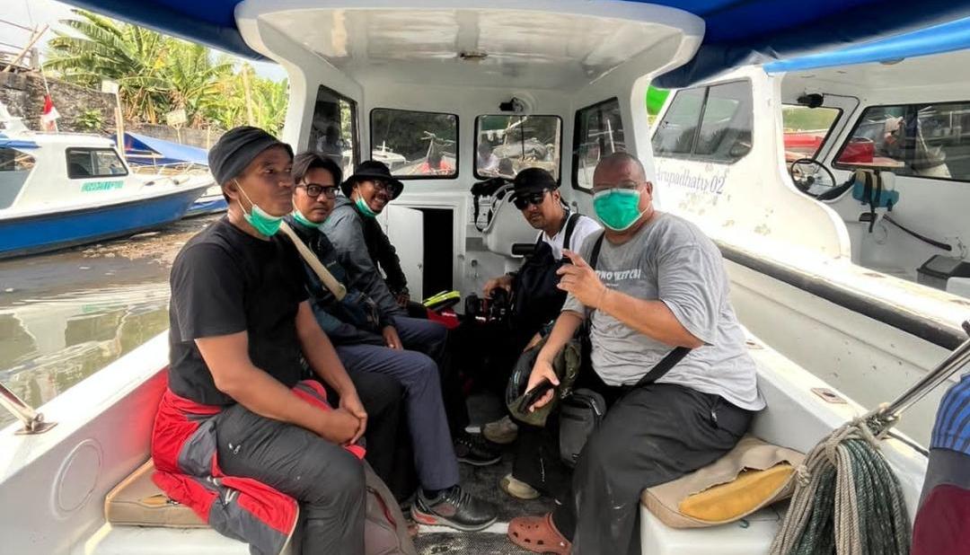 Polda Banten melanjutkan operasi pencarian lima jurnalis hilang kontak di Selat Sunda, dengan keselamatan tim SAR tetap menjadi perhatian.