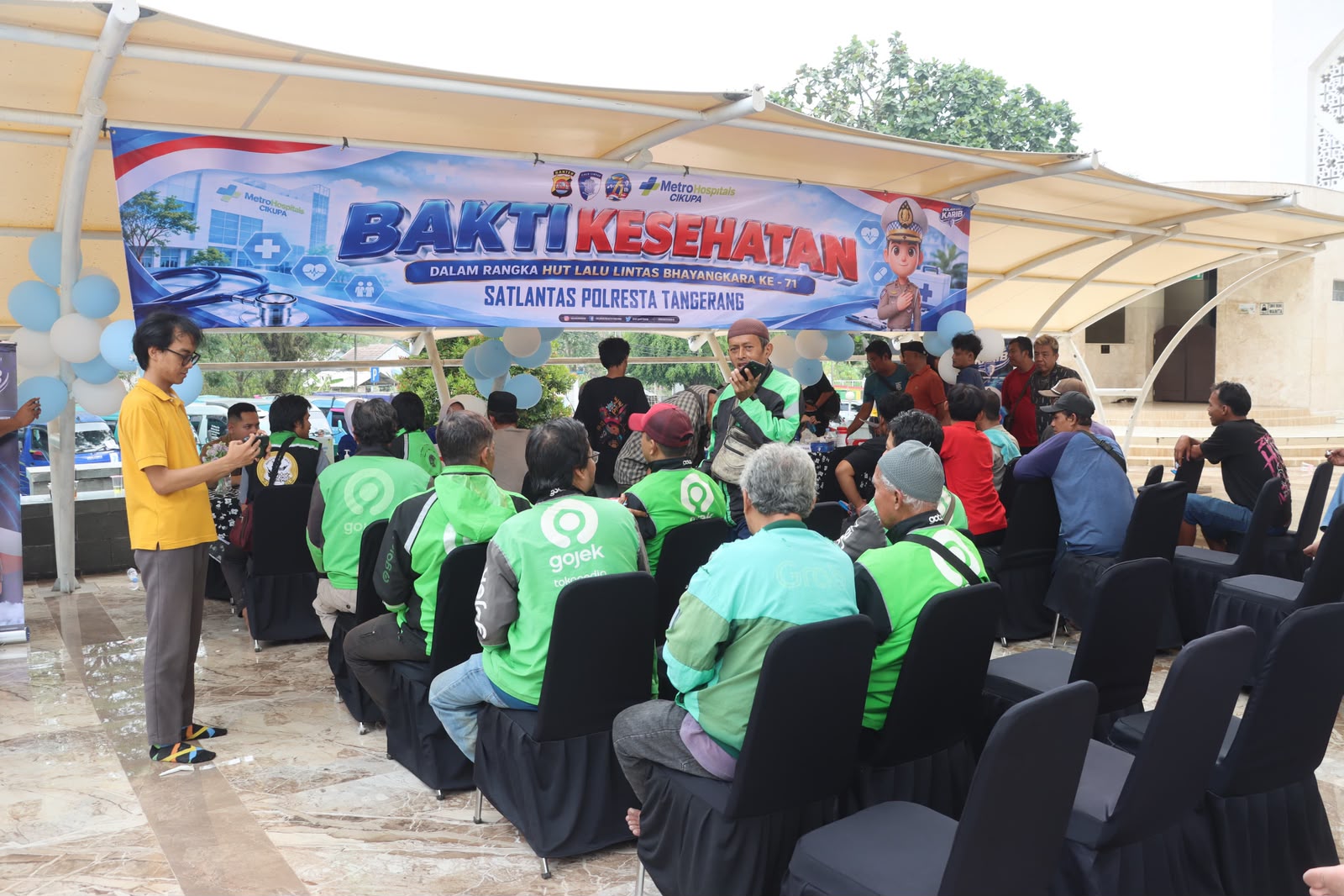 Bakti kesehatan HUT ke-77 Lalu Lintas digelar Satlantas Polresta Tangerang dengan menyasar pedagang hingga pengemudi ojol.