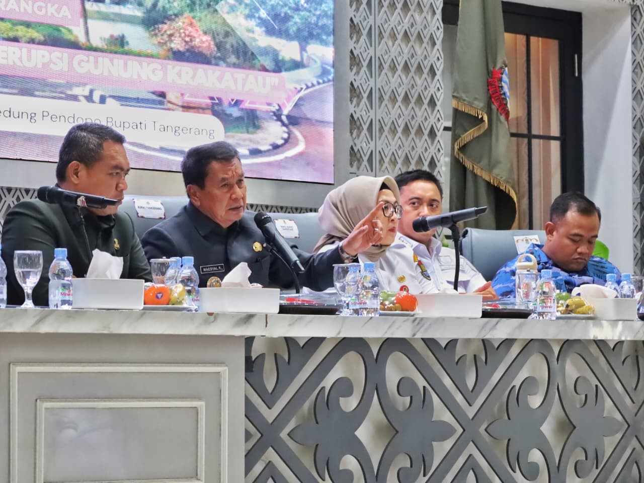 Bupati Tangerang meminta seluruh sektor bergerak bersama dan memperkuat koordinasi menghadapi aktivitas Gunung Anak Krakatau.