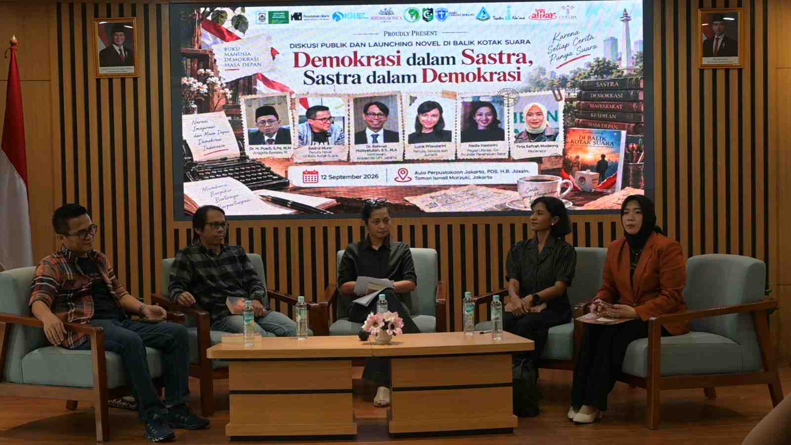 Novel Di Balik Kotak Suara karya Badrul Munir mempertemukan sastra dan demokrasi lewat kisah pengawas pemilu serta integritas dalam demokrasi Indonesia.