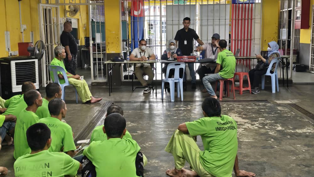 Sejumlah WNI menjalani proses pendataan dan penanganan oleh petugas setelah berhasil dipulangkan dari lokasi online scam di luar negeri. (Foto: Dok. Penulis)