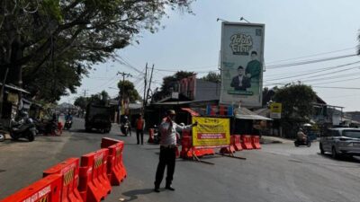 Pengendara mobil diminta menggunakan jalur alternatif saat Jalan Iskandar Muda Tangerang ditutup selama proses perbaikan.