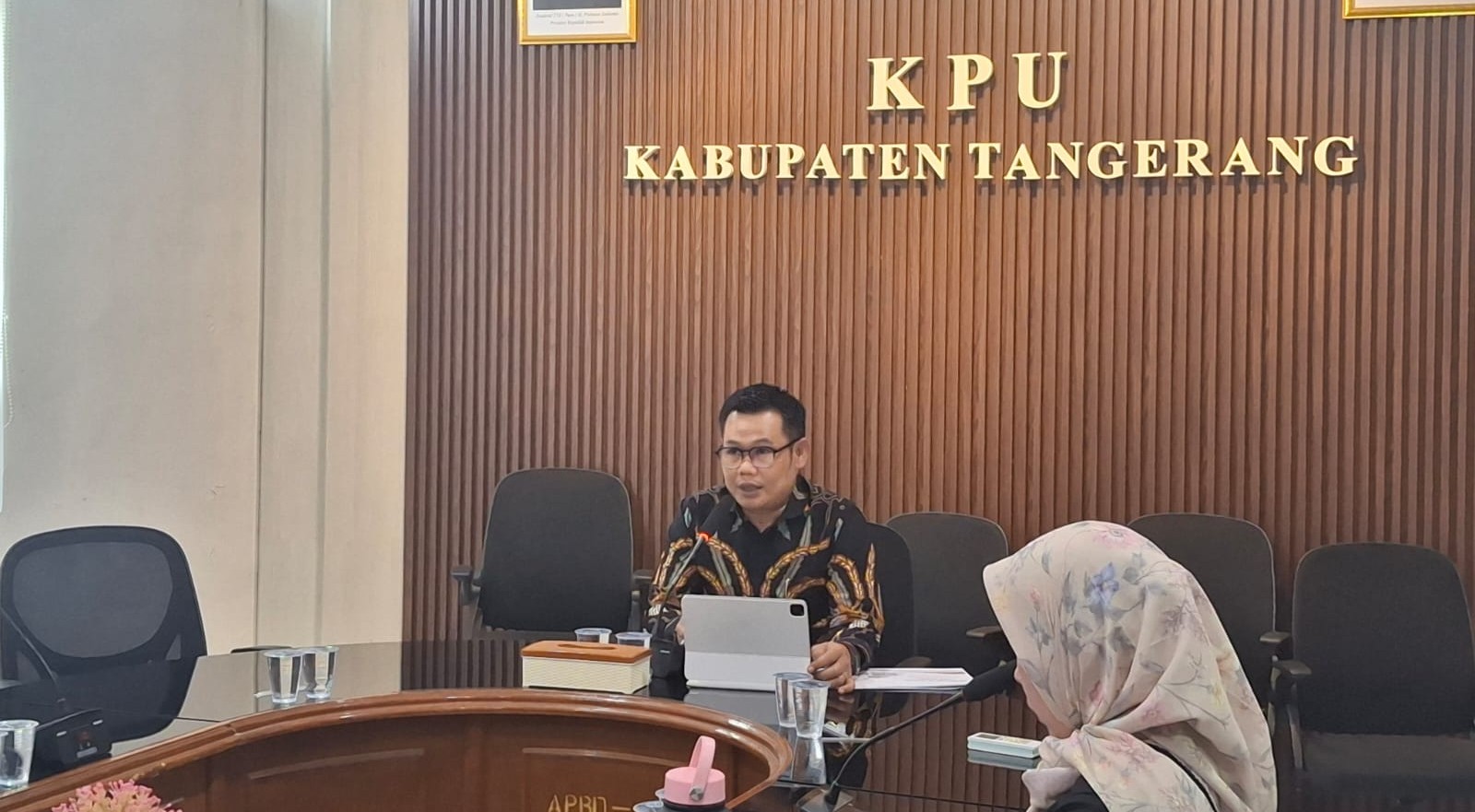 KPU Tangerang dituding korupsi hibah Rp7,8 miliar. Umar membantah tudingan dan menegaskan komitmen transparansi serta akuntabilitas.