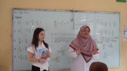 Dari SD hingga Pesantren, 5.000 Buku Tulis Disalurkan Maria Teresa untuk Pelajar Tangsel