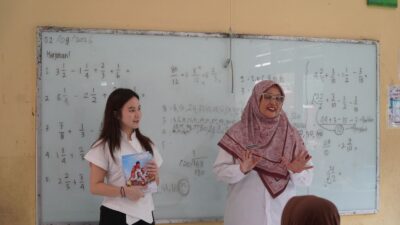 Sebanyak 5.000 buku tulis disalurkan Maria Teresa kepada pelajar SD, SMP hingga santri di sejumlah lembaga pendidikan Tangsel.