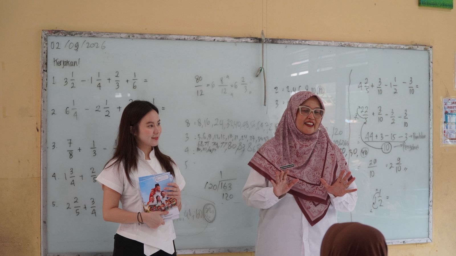 Sebanyak 5.000 buku tulis disalurkan Maria Teresa kepada pelajar SD, SMP hingga santri di sejumlah lembaga pendidikan Tangsel.