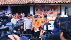 Tim SAR gabungan mengerahkan 11 kapal dan lebih dari 300 personel untuk mengoptimalkan pencarian korban di Selat Sunda.