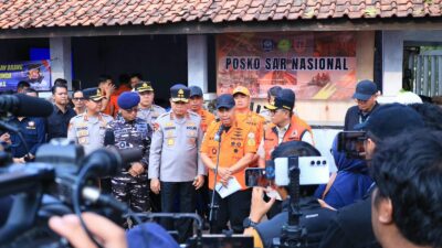 Tim SAR gabungan mengerahkan 11 kapal dan lebih dari 300 personel untuk mengoptimalkan pencarian korban di Selat Sunda.