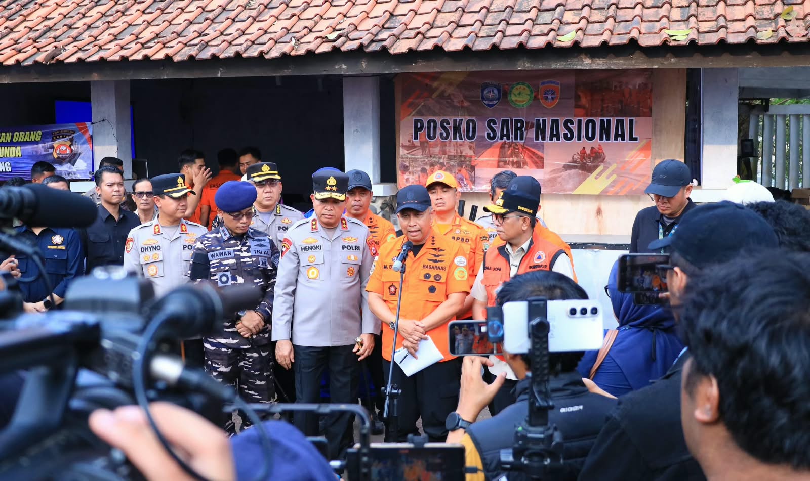 Tim SAR gabungan mengerahkan 11 kapal dan lebih dari 300 personel untuk mengoptimalkan pencarian korban di Selat Sunda.