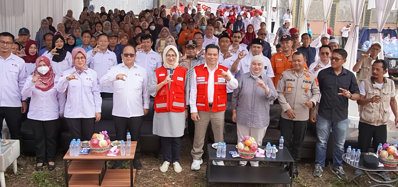 PMI Tangsel memperkuat layanan kemanusiaan dengan distribusi air bersih bagi warga Keranggan yang terdampak kekeringan hingga Desember.