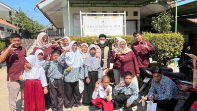 Mahasiswa PPL PMI UIN SSC turut membantu penyaluran Al-Qur’an dan paket gizi Yayasan Al Qalam di Kabupaten Cirebon.