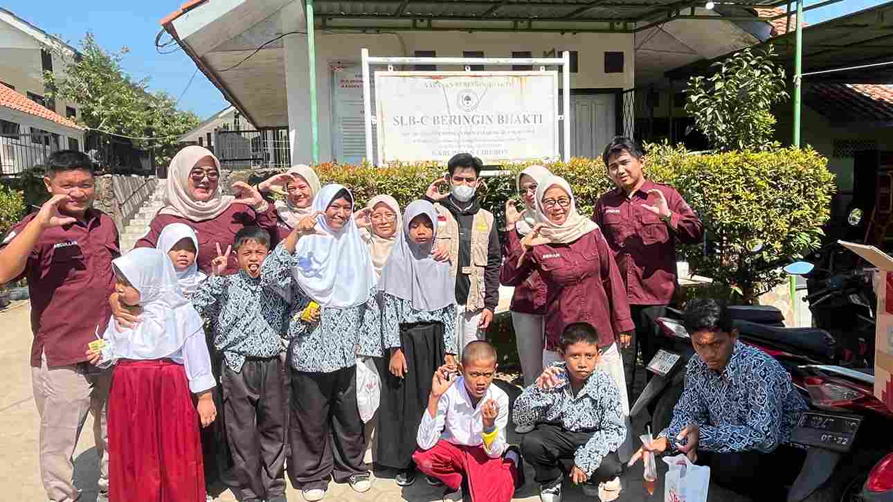 Mahasiswa PPL PMI UIN SSC turut membantu penyaluran Al-Qur’an dan paket gizi Yayasan Al Qalam di Kabupaten Cirebon.