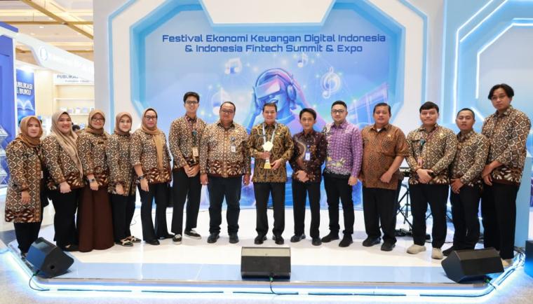 Layanan pajak digital Pemkab Tangerang meraih penghargaan TP2DD terbaik se-Jawa Bali atas kemudahan bagi masyarakat.