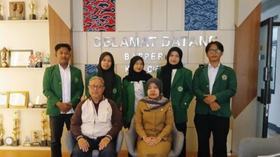 Lima mahasiswa UIN Siber Syekh Nurjati Cirebon mulai PPL di BAPPERIDA Kabupaten Cirebon untuk mengenal kerja pemerintahan.
