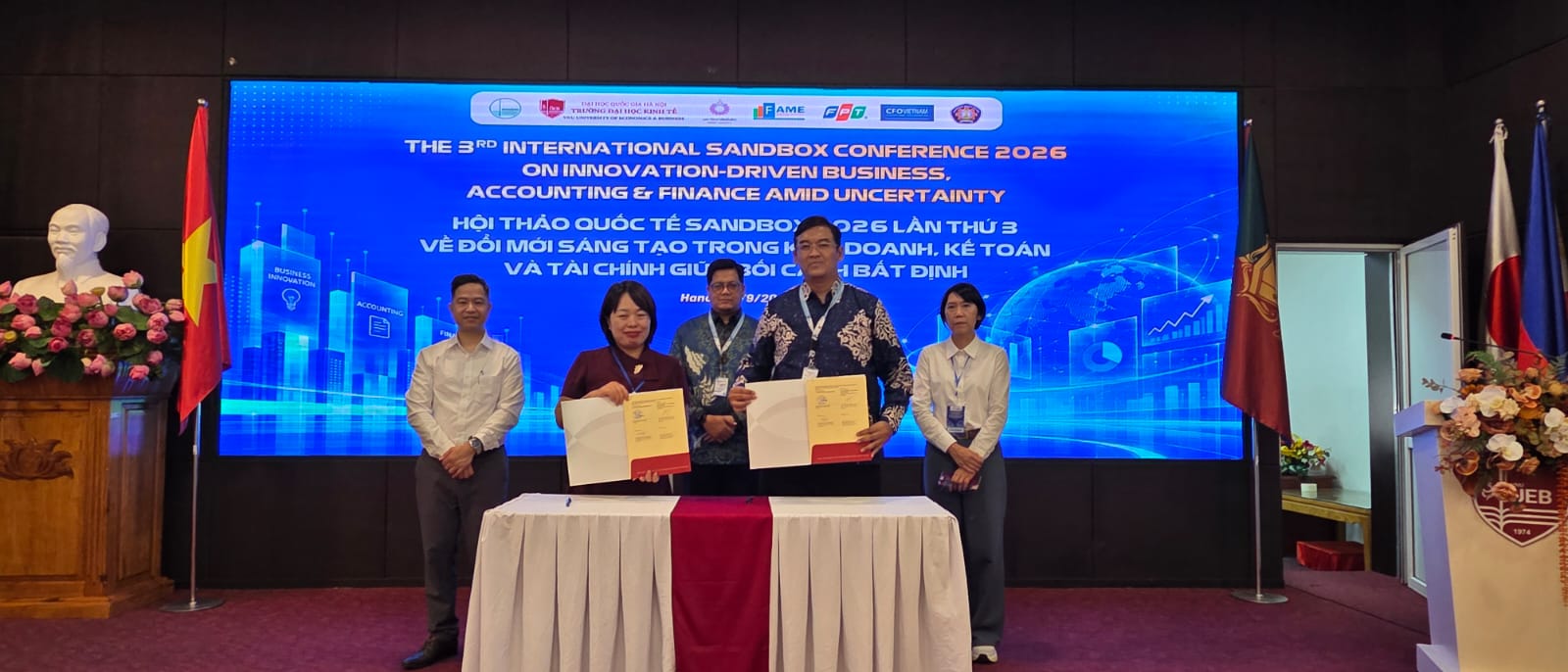 Kerja sama UNIVED dengan VNU–UEB Vietnam mencakup penelitian bersama, publikasi internasional, pertukaran dosen, mahasiswa, dan pengetahuan.