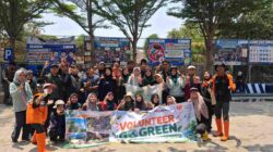 Rumah Zakat Cirebon bersama warga dan mahasiswa menggelar aksi bersih lingkungan serta penanaman pohon di Karyamulya.