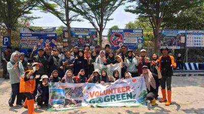 Rumah Zakat Cirebon bersama warga dan mahasiswa menggelar aksi bersih lingkungan serta penanaman pohon di Karyamulya.