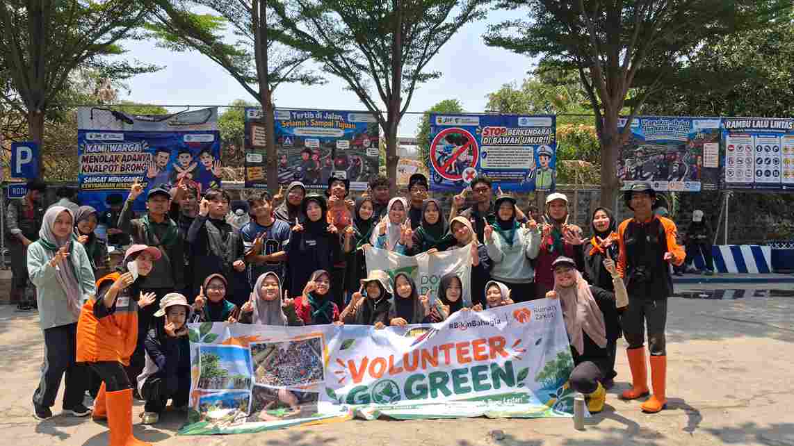 Rumah Zakat Cirebon bersama warga dan mahasiswa menggelar aksi bersih lingkungan serta penanaman pohon di Karyamulya.