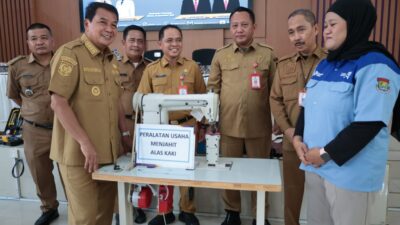 Pemkab Tangerang mendorong 48 wirausahawan baru meningkatkan produktivitas dan daya saing melalui bantuan peralatan usaha.