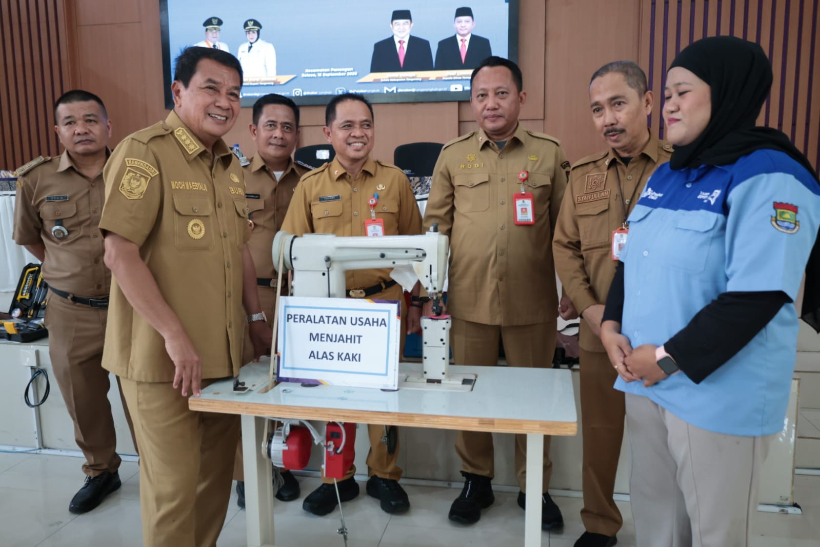 Pemkab Tangerang mendorong 48 wirausahawan baru meningkatkan produktivitas dan daya saing melalui bantuan peralatan usaha.