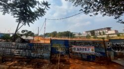 Pilar Saga menyoroti pool taksi listrik di Serua setelah PBG bangunan belum tercatat dalam sistem Pemkot Tangsel hingga kini.
