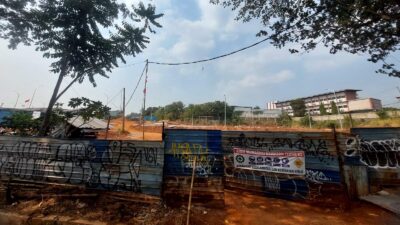 Pilar Saga menyoroti pool taksi listrik di Serua setelah PBG bangunan belum tercatat dalam sistem Pemkot Tangsel hingga kini.