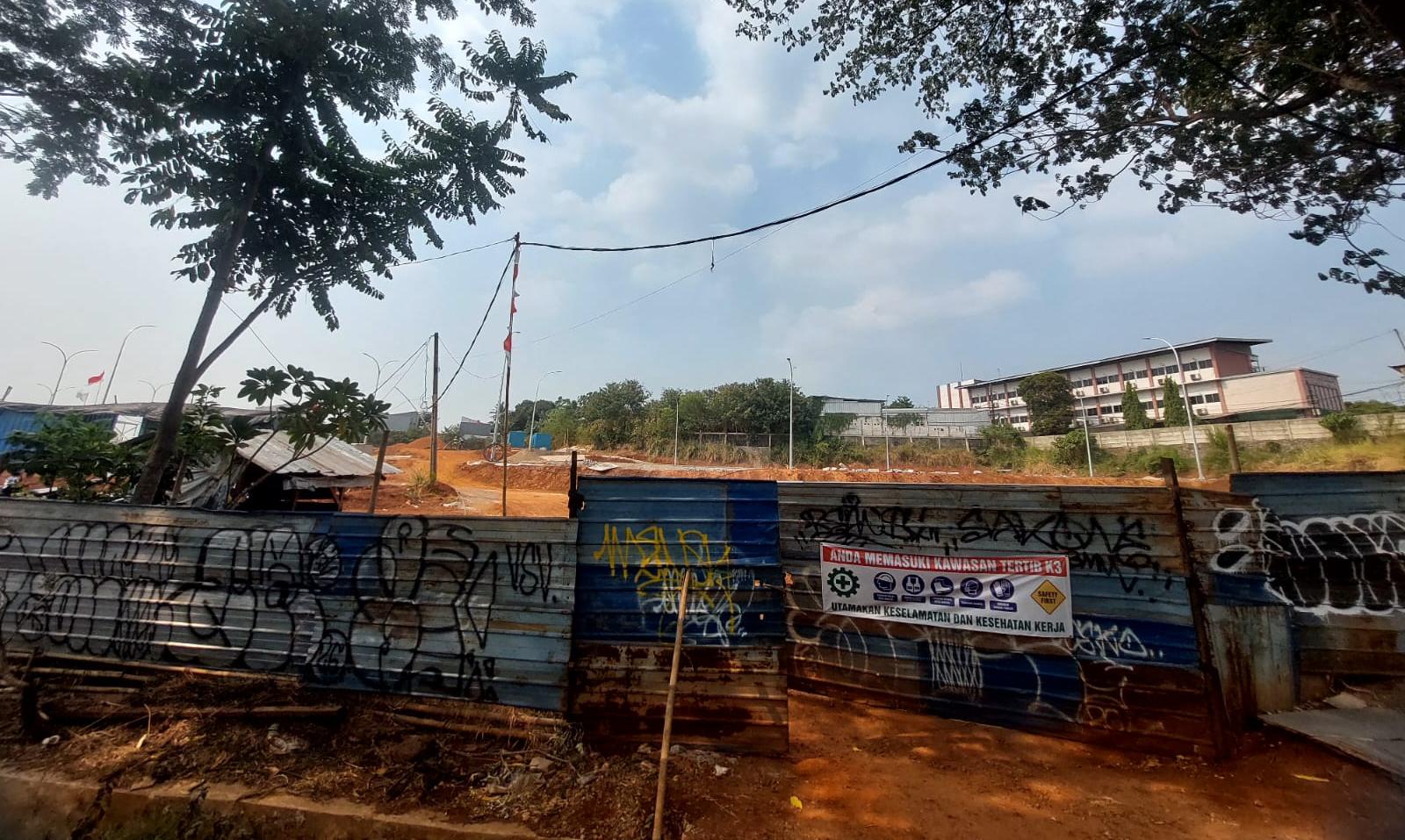 Pilar Saga menyoroti pool taksi listrik di Serua setelah PBG bangunan belum tercatat dalam sistem Pemkot Tangsel hingga kini.