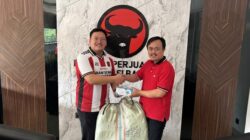 Peduli Dampak Erupsi Anak Krakatau, Banteng Banten dan Abraham Garuda Laksono Serahkan 5.000 Masker