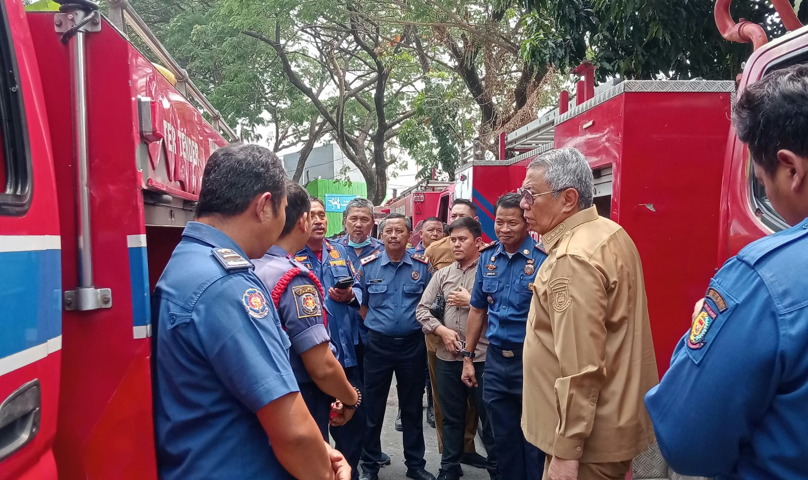 Damkar Tangsel menghadapi keterbatasan armada. Pemkot menyiapkan peremajaan mobil pemadam dan sarana pendukung mulai 2027.
