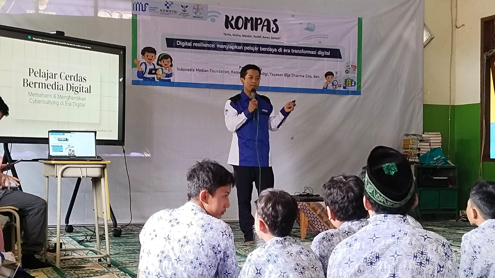 Program KOMPAS di SMP Islam Al-Hikmah Tangsel membekali pelajar dan guru menghadapi risiko digital serta bijak menggunakan AI.