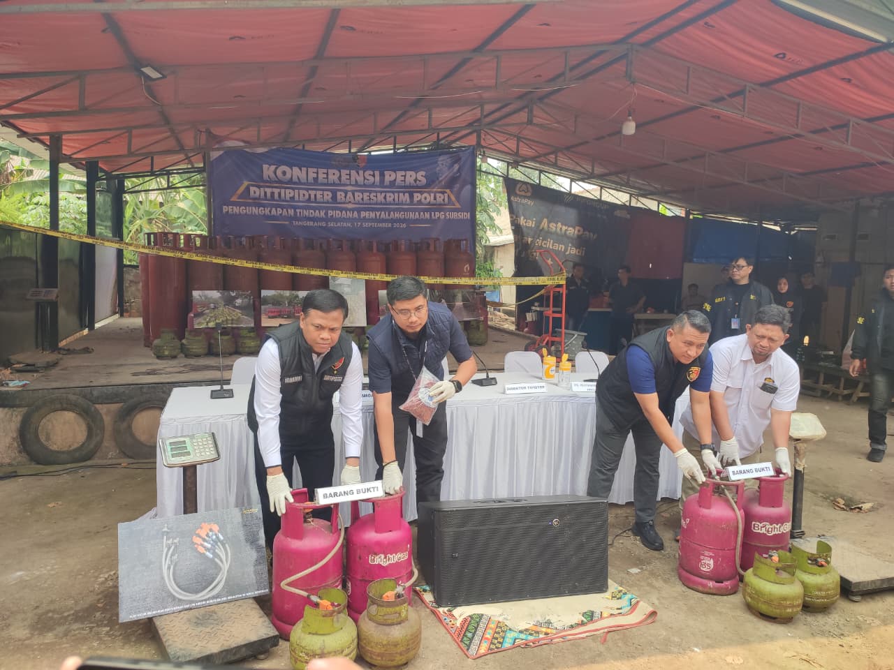 Bareskrim Polri mengungkap praktik pengalihan LPG 3 kg ke tabung nonsubsidi di Tangsel. Sebanyak 910 tabung diamankan.