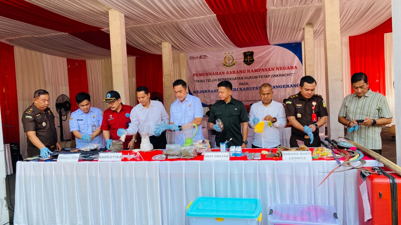 Kejari Tangerang musnahkan 664 gram sabu, 991 gram ganja, dan 24.381 Tramadol dari 144 perkara inkracht.