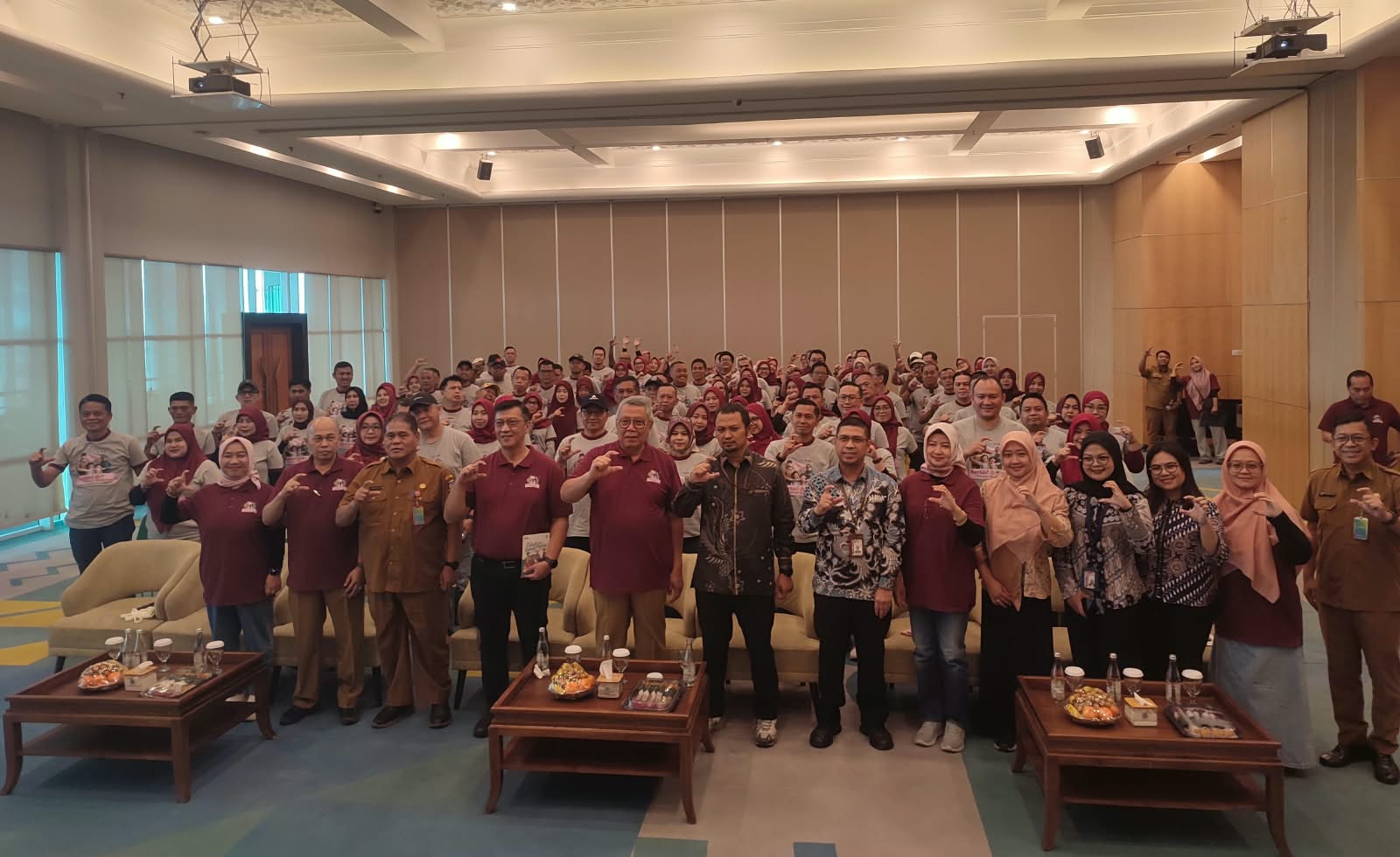 Lurah disebut menjadi wajah pemerintahan yang dekat dengan warga. Benyamin Davnie pun menekankan pentingnya integritas.
