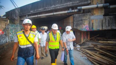 Tangsel membangun turap, pedestrian, dan jalan inspeksi di Ciputat sebagai bagian dari upaya mengurangi risiko banjir.