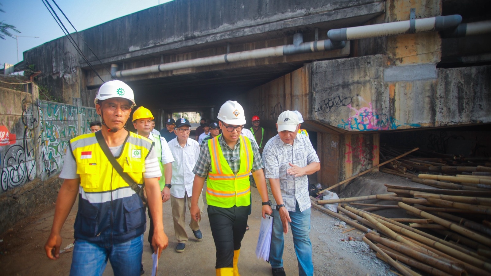 Tangsel membangun turap, pedestrian, dan jalan inspeksi di Ciputat sebagai bagian dari upaya mengurangi risiko banjir.