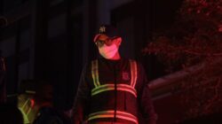 Pilar Saga turun langsung memimpin penyemprotan jalan Tangsel hingga dini hari untuk mencegah abu vulkanik kembali beterbangan.
