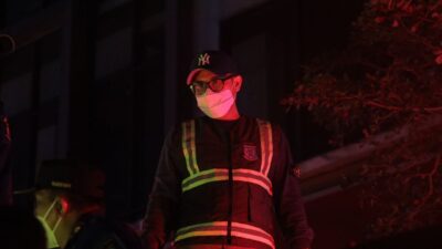 Pilar Saga turun langsung memimpin penyemprotan jalan Tangsel hingga dini hari untuk mencegah abu vulkanik kembali beterbangan.