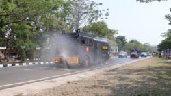 Sebaran abu vulkanik Gunung Anak Krakatau mencapai Tangerang. Polisi membersihkan sejumlah ruas jalan dengan semprotan bertekanan tinggi.