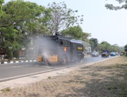 Abu Vulkanik GAK Capai Tangerang, Polisi Bersihkan Jalan dengan Semprotan Bertekanan Tinggi
