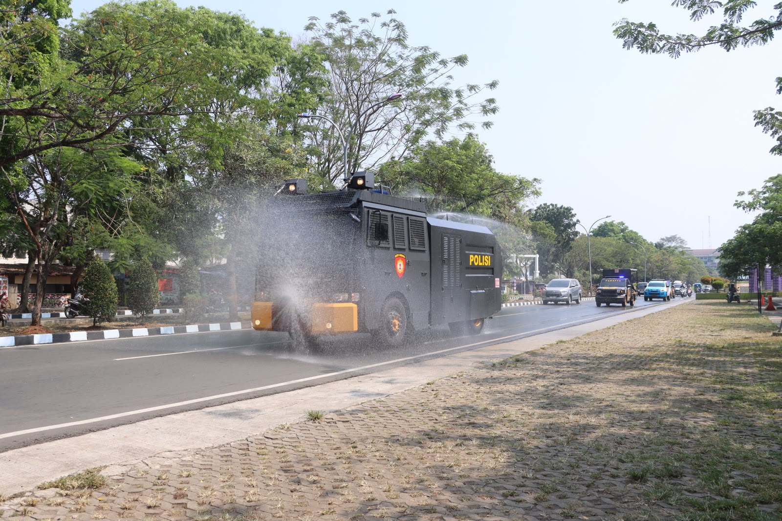 Sebaran abu vulkanik Gunung Anak Krakatau mencapai Tangerang. Polisi membersihkan sejumlah ruas jalan dengan semprotan bertekanan tinggi.
