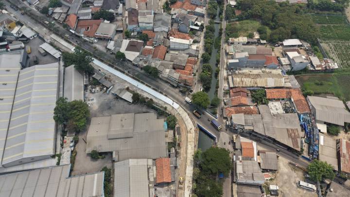 Pemkot Tangerang menyelesaikan empat proyek perbaikan jalan dan mengajak warga bersama-sama menjaga infrastruktur yang tersedia.
