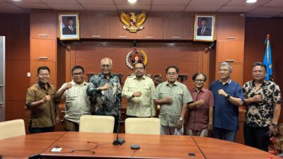 PWI dan Kepala Bakom RI membahas ekosistem informasi nasional, keberlangsungan pers, serta tata kelola media sosial di era digital.