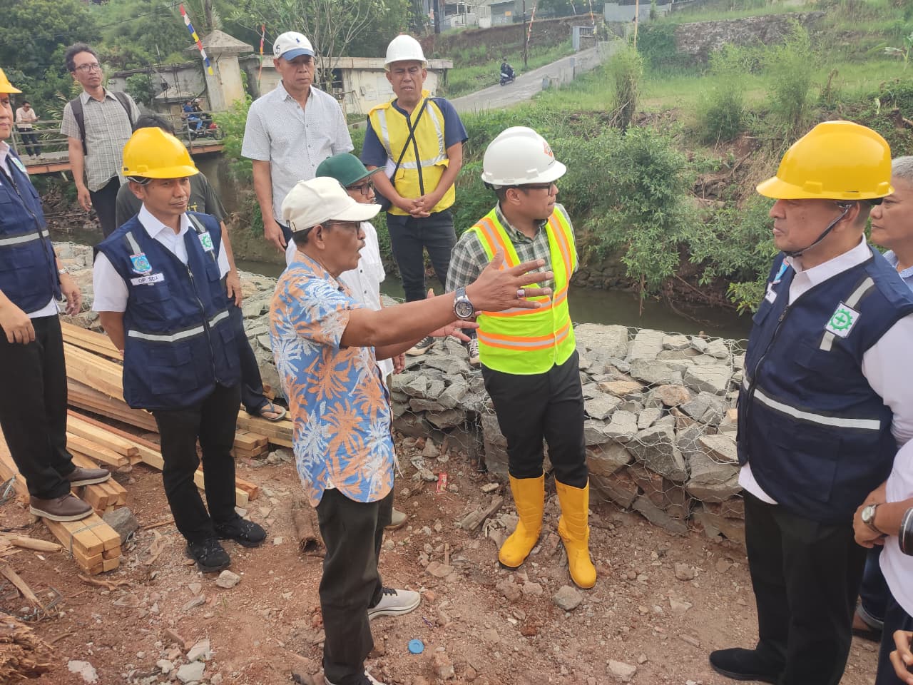 Pilar Saga Ichsan meninjau pembangunan turap dan bronjong di tiga lokasi Tangsel yang ditargetkan rampung akhir 2026.