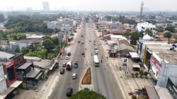 Pembangunan median dan dua U-Turn di Jalan Rawa Buntu memicu rekayasa lalu lintas, pengendara diminta waspada.