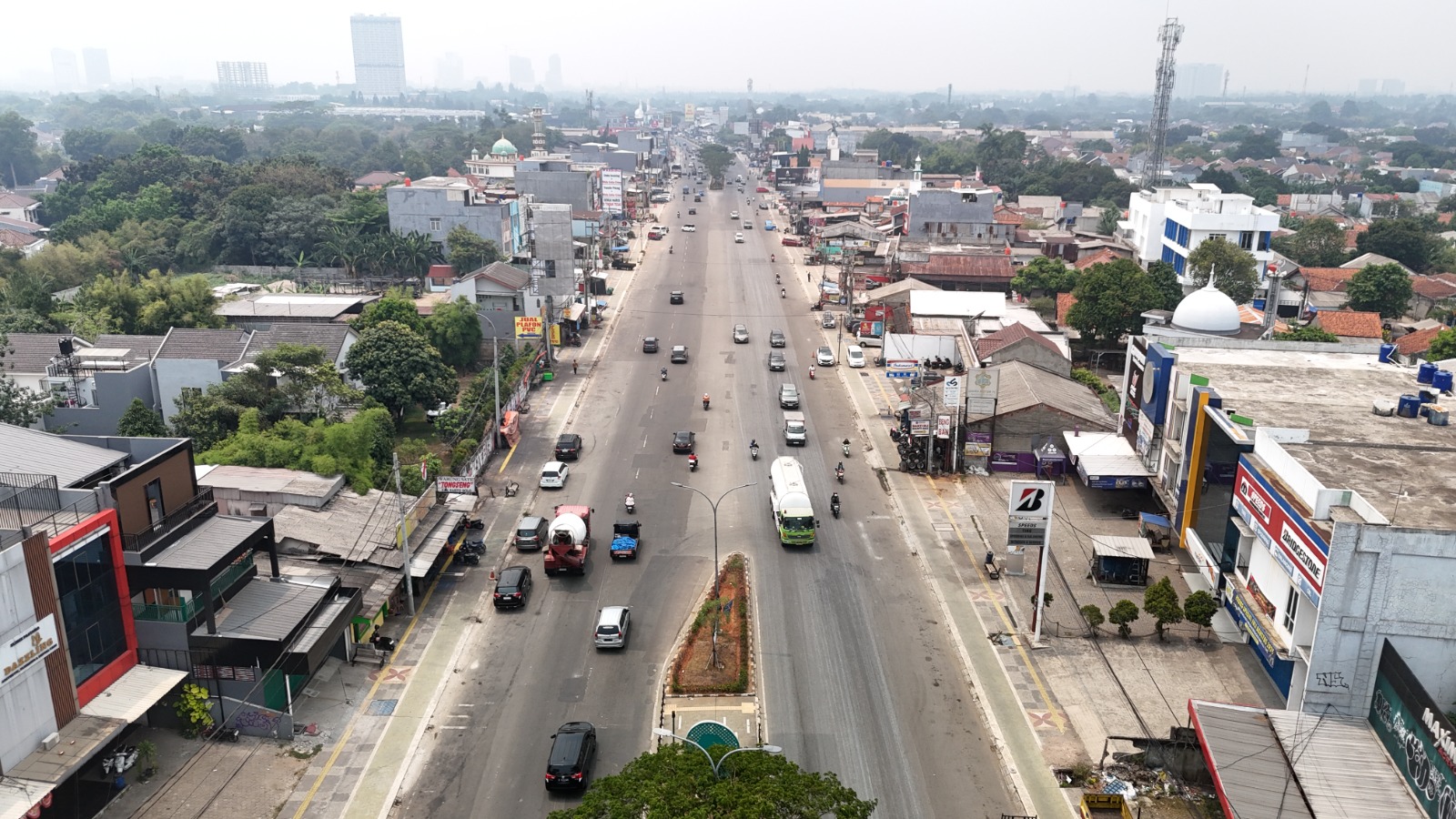 Pembangunan median dan dua U-Turn di Jalan Rawa Buntu memicu rekayasa lalu lintas, pengendara diminta waspada.