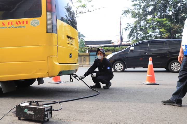 Warga Kota Tangerang bisa mengikuti uji emisi gratis dengan membawa salinan STNK ke lokasi pengujian yang telah ditentukan.