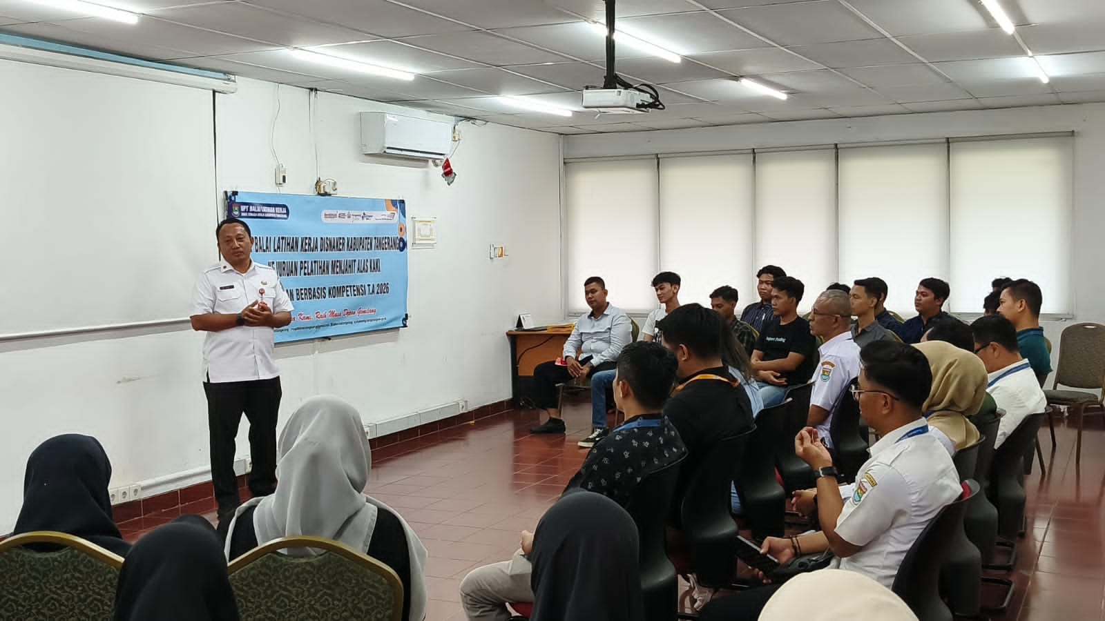 BLK Tangerang dan PT ADIS membuka peluang kerja bagi 95 peserta melalui pelatihan berbasis industri sepatu di Kabupaten Tangerang.