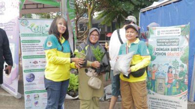 DLH Tangsel menghadirkan bibit seledri, kemangi, mint, dan philodendron dalam program penukaran sampah plastik di CFD BSD.