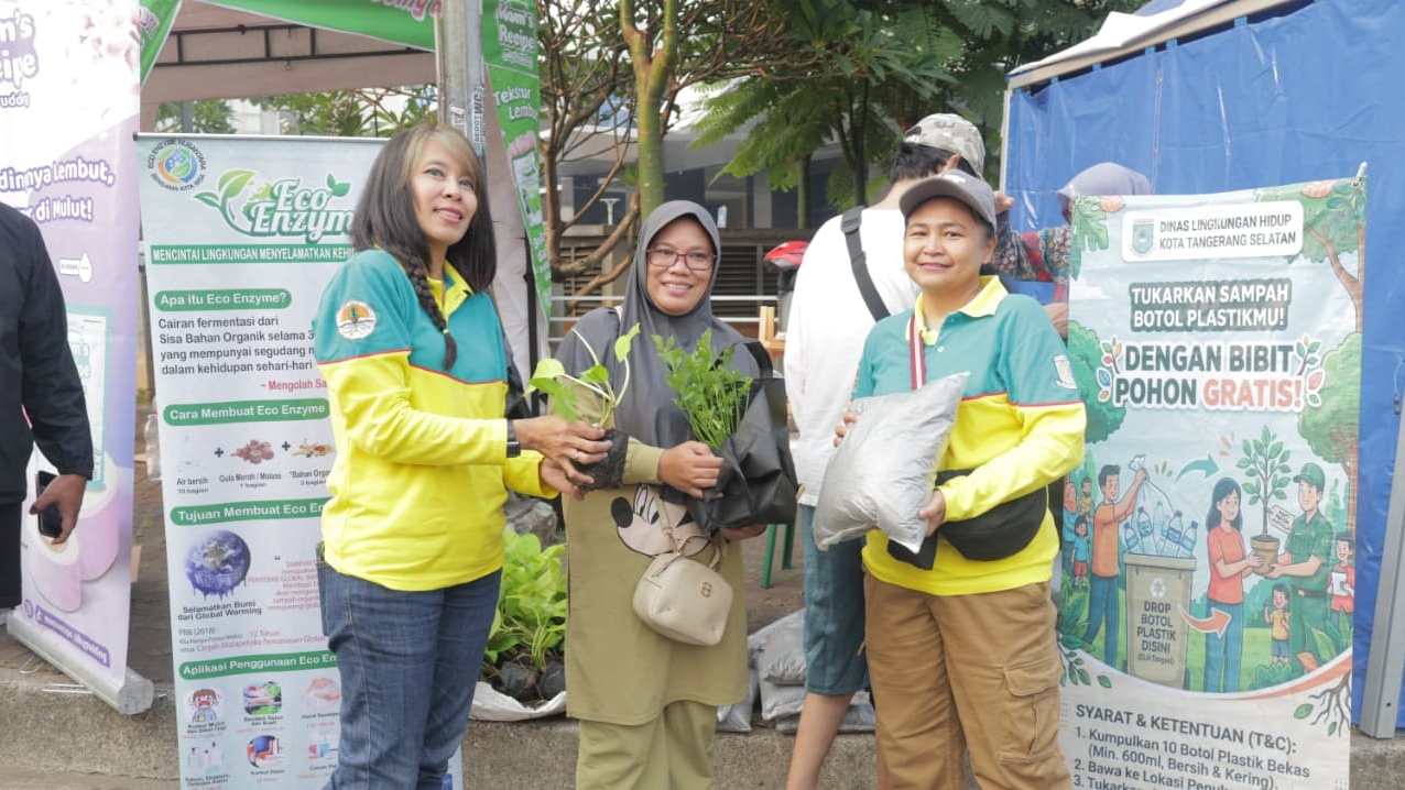 DLH Tangsel menghadirkan bibit seledri, kemangi, mint, dan philodendron dalam program penukaran sampah plastik di CFD BSD.