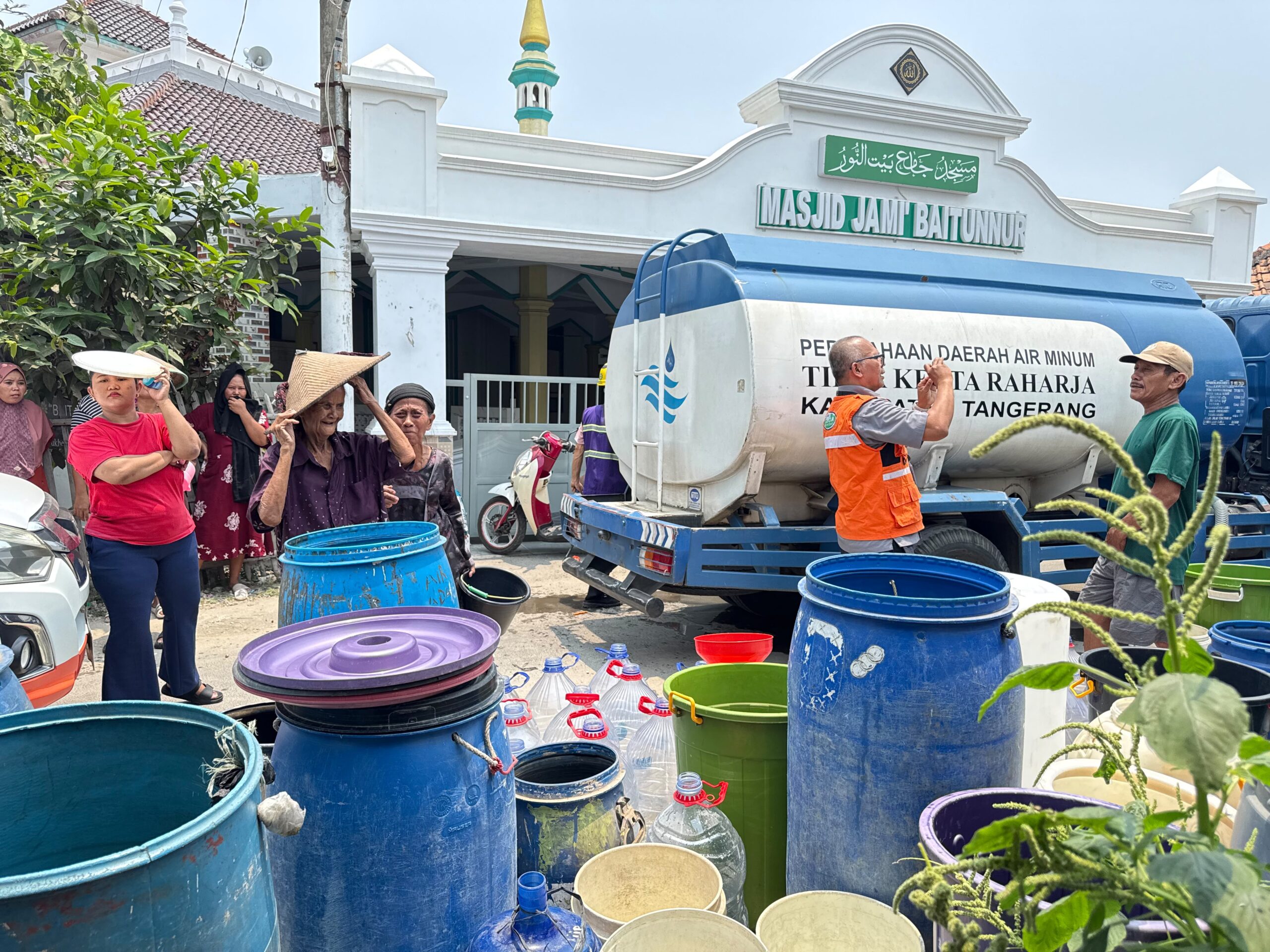 Perumdam TKR salurkan 2,5 juta liter air bersih untuk membantu warga Kabupaten Tangerang terdampak kekeringan akibat kemarau panjang.